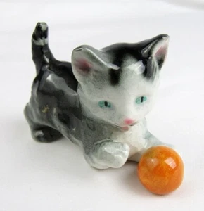 Statuina vintage Goebel Germany grigio tabby gattino gatto che gioca con palla arancione - Foto 1 di 7