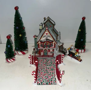Dept 56 North Pole Series Santa's Sweet Shop Sweet Rock Candy & Visiting Center - Picture 1 of 3