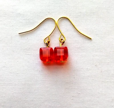 Pendientes colgantes cubo de vidrio rojo cuentas cuadradas hechos a mano tono dorado gancho boho chic Foto 1 de 3
