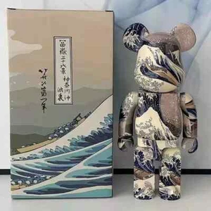 Ornamento action figure Bearbrick Surfing (The Great Wave) orso violento 28 cm - Foto 1 di 13