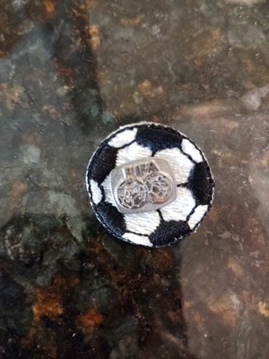FIFA Football World Federation Official Silver Pin Badge Soccer Foto 1 de 3