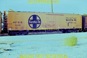 ORIGINAL SLIDE SANTA FE RR SFRD 5039 PLUG DOOR REEFER EXPRESS TRUCKS 1972 - Picture 1 of 1