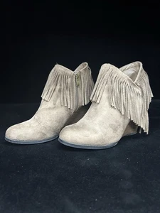 Wild G Fransen taupe Kunstleder Keilabsatz Stiefeletten ~ Größe 10 - Bild 1 von 5