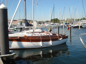 Mahagoni Kielschwertyacht, Teakdeck, Yahama 5 PS im Schacht, Bootstrailer, Jütan - Bild 1 von 8