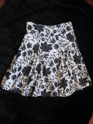 Falda plisada floral de algodón Mossimo para mujer talla 8 negra blanca Foto 1 de 4