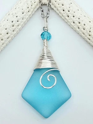 Collar de cristal marino joyería con colgante en forma de diamante azul aguamarina envuelto en alambre de plata Foto 1 de 4