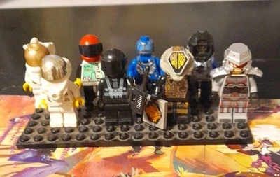 LEGO System Classic 8× Minifiguren aus verschieden Sets der 90er + Zubehör RARE - Bild 1 von 4