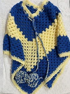 Poncho Pullover Ganchillo Pequeño Adulto Hecho a Mano Azul y Amarillo Pálido 23" H x 28" W - Imagen 1 de 12