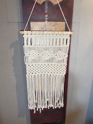 Tapiz colgante de pared de macramé hecho a mano con patrones geométricos y flecos beige Co Foto 1 de 4