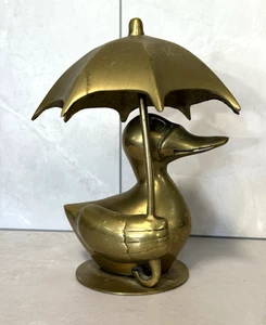Estatuilla vintage de pato de latón con paraguas de 8" de alto estilo mediados de siglo pájaro de metal - Imagen 1 de 11