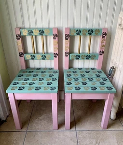 Kinder Massivholz Stühle rosa und grün Kleinkind Möbel handbemalt Paar - Bild 1 von 12