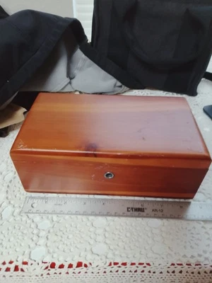 Mini caja tocador baratija muestra vendedor cofre cedro Lane. Logotipo de carril solo sin llave Foto 1 de 4