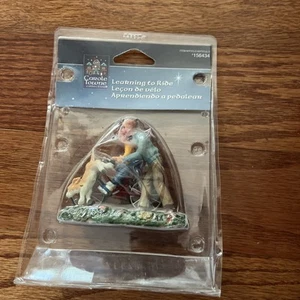 NOS Learning to Ride a Lemax Carole Towne Miniatur Sammlung #156434 2008 Neu - Bild 1 von 2