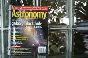 Astronomy Magazine - May 2010 - Galaxy-Black Hole Connection - - Imagen 1 de 1