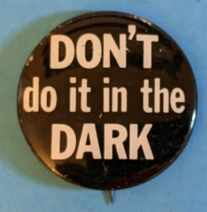 Pin de botón pinback de humores cómicos vintage Don't Do It in the Dark  - Imagen 1 de 4