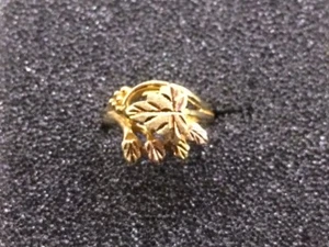 Anillo de oro Black Hills 10kt dobles hojas oro tricolor talla 4 - Imagen 1 de 10