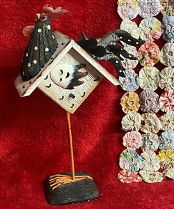 Escultura de gallo Zany con cuerpo de pajarera y patas largas - Imagen 1 de 5