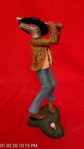 Robert Shields Design Coyote Golfer Figurine - Picture 1 of 10