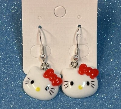 Adorable juego de pendientes Sanrio Silver Loop Red Bow Hello Kitty colgantes Foto 1 de 3