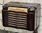 Vintage Rca Traveler 5060A Tube Radio Am Brown Bakelite Case - Working Condition
