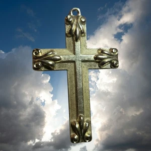 Dije colgante cruz tono oro de colección. Sin cadena. FAITH GRACE en la parte posterior.  Metal grande - Imagen 1 de 8