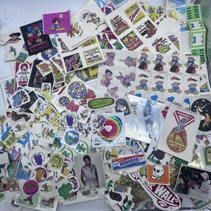 Lotto adesivi vintage 700+ anni 80 puzzolenti prismatici olografici puffy floccati *LEGGI - Foto 1 di 24