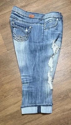 Almost Famous Distressed Cuffed Capri Jeans Wash Women's Size 18 - Image 1 of 4