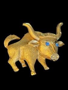 Vtg 1960’s MAMSELLE Brushed Gold Tone BULL Blue Sapphire Rhinestone Eyes SIGNED - Picture 1 of 5
