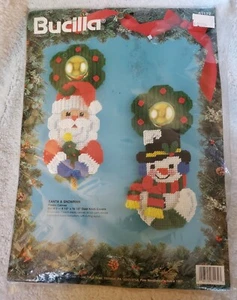 Bucilla ☆ 2 SANTA MUÑECO DE NIEVE ☆ Punta de aguja ☆ KIT DE CUBIERTAS DE PERILLA DE PUERTA ☆ Navidad  - Imagen 1 de 2