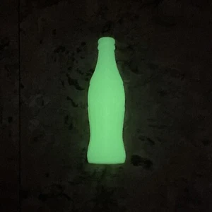 Großhandelsposten von 100 im Dunkeln leuchtenden Coca Cola Flaschen 3" Selbstwerbung JD - Bild 1 von 7