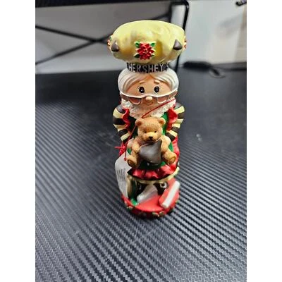 Boneco antigo Kurt Adler Hershey's Mrs Claus com ursinho de pelúcia 1999 - Imagem 1 de 4