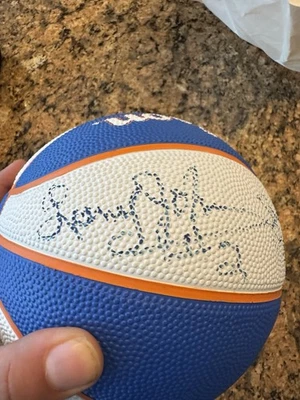 New York Knicks Mini Basketball – Signed by Larry Johnson & Latrell Sprewell - Изображение 1 из 4