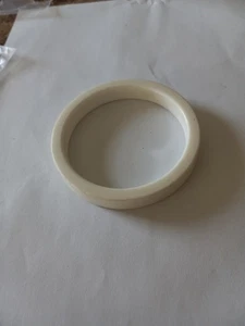 Weißer Armreif Armband misst 2 1/4" innen. - Bild 1 von 2