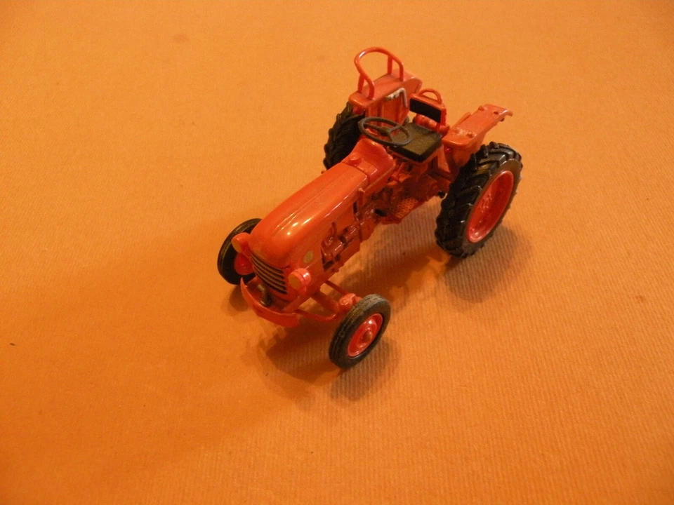 UNIVERSAL HOBBIES TRATTORE IN SCALA 1:43 - Immagine 1 di 1