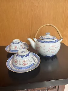 Chinese Blue White Red Porcelain Rice Eye Grain Tea Pot 2 x Cups/Saucers - Picture 1 of 7