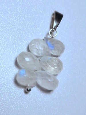 SILVER PLATED RAINBOW-WHITE WITH BLUE HUES NATURAL UNTREATED MOONSTONE PENDANT — 第 1/4 张图片