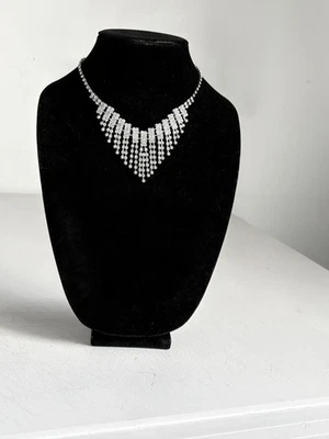 Collar llamativo con flecos de diamantes de imitación tono plata brillante Foto 1 de 4