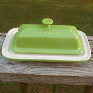 Le Creuset Palm Lime Green & Cream Stoneware 1/4 Lb Stick BUTTER DISH and LID EC - Picture 1 of 5