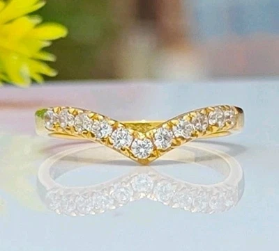 Anillo de compromiso de media eternidad de moissanita de corte redondo enchapado en oro amarillo de 14k Foto 1 de 4