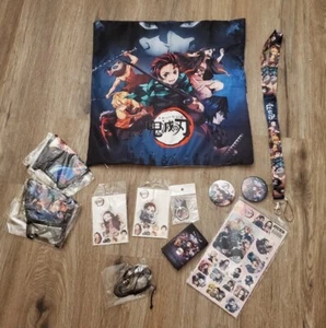 Demon Slayer Grab Bag Federa Cordino Portachiavi Bottoni Bracciale Adesivo - Foto 1 di 11