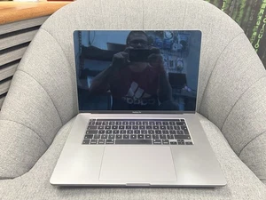 MacBook Pro A2141 16" Laptop 2019 Broken Screen Powers Up - Picture 1 of 7