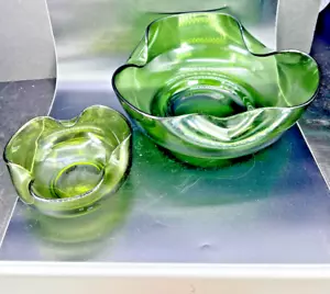 Juego de 2 cuencos vintage modernos de anclaje para astillas de vidrio verde tulipán plegable aguacate - Imagen 1 de 11