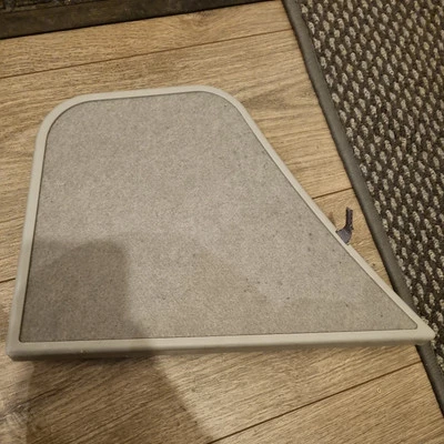 ОТДЕЛКА ПОЛА БАГАЖНИКА СО СТОРОНЫ ПАССАЖИРА TOYOTA PRIUS 2009-2015 58418-47030 - Изображение 1 из 2