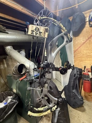 PSE Nock 30 E2 Cam GUNSHIP Charcoal Sitka 70 Pound 2024 New PSE CARBON BOW - Image 1 of 4