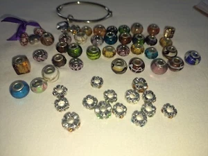 Lotto di 55 perle assortite con bracciale tono argento - Foto 1 di 3