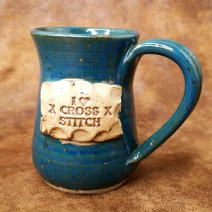 Taza de cerámica hecha a mano "I Love Cross Stitch" taza azul verde - Imagen 1 de 7