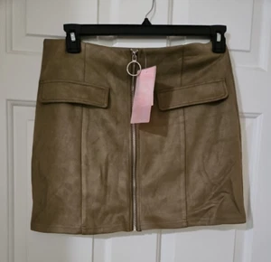 NWT Fashion on Earth Faux Suede Mini Skirt w/ Front Zipper and Pocket Flaps sz L - Picture 1 of 3
