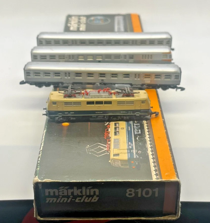 Z Scale Marklin 8101 Electric Locomotive Commuter Set With 3 Passenger Cars - Image 1 of 4