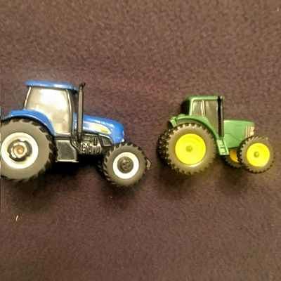 ERTL 1/64 New Holland Blue Tractor and a smaller John Deere green tractor - Image 1 of 4