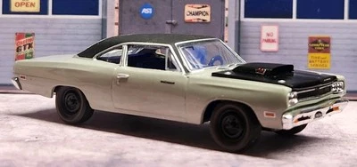 2017 M2 Machines 1:64 Scale Auto-Drivers • 1969 Plymouth Road Runner 440 6-Pack - Image 1 of 4